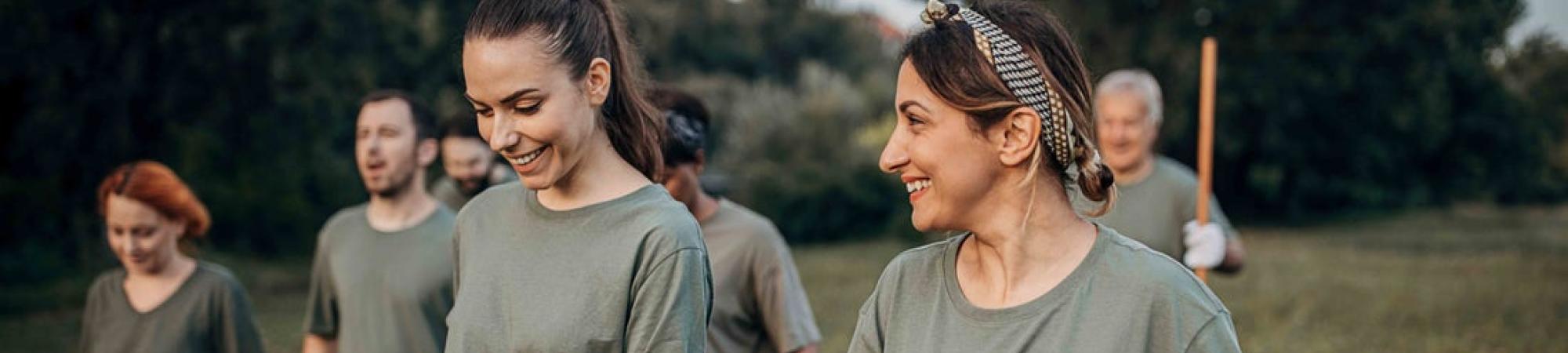 people volunteering together.